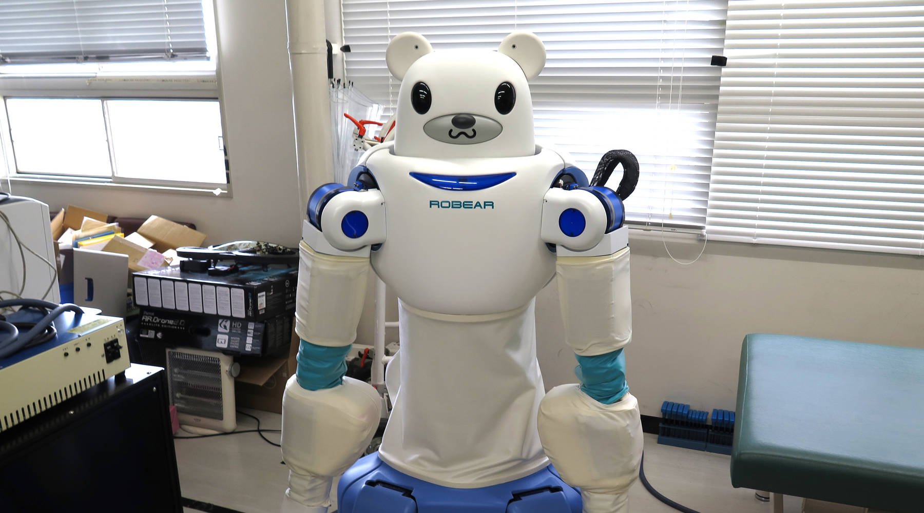 Включи робот мишка. Робот Robear. Японский робот Robear. Роботы помощники в медицине. Робототехника в медицине.