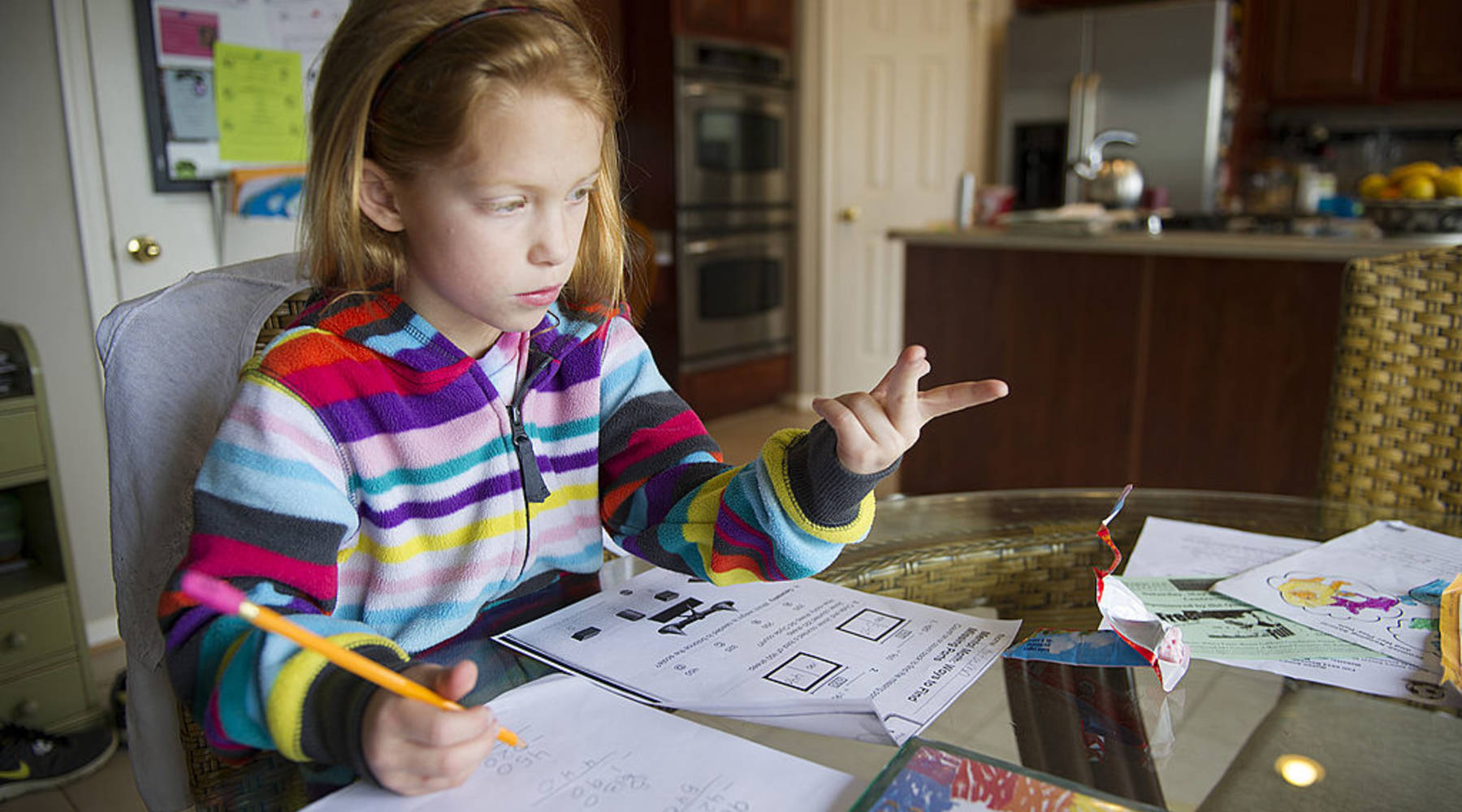 Уроки дома математика. Ребенок делает домашнюю работу. Дети выполняют упражнения на уроке. Ребенок делает домашнее задание. Сложные дошкольники.