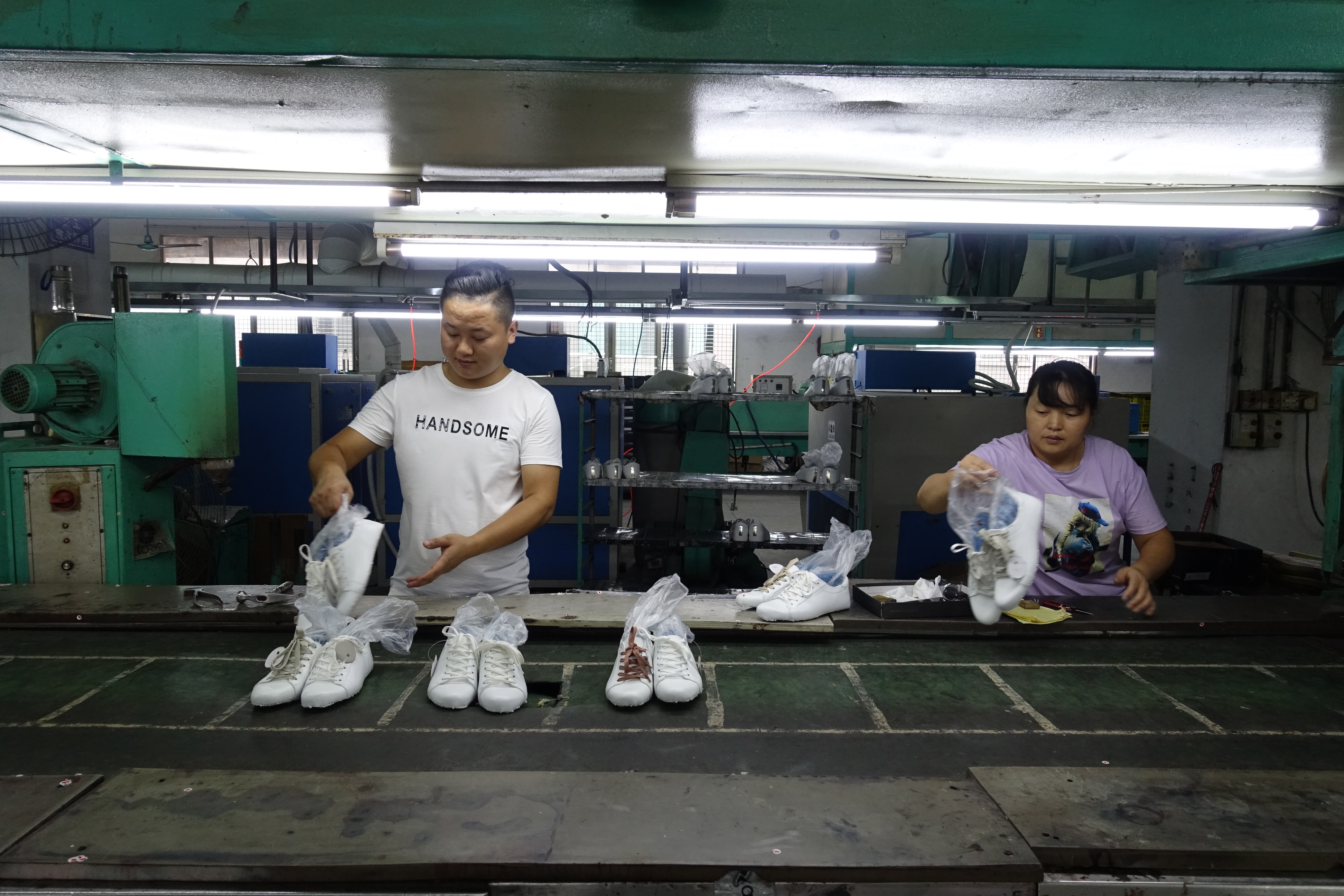te ontvangen uitroepen leer The Chinese manufacturers behind U.S. shoe brands - Marketplace