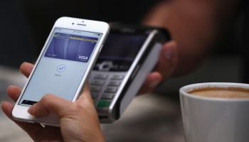 A customer makes a purchase using Apple Pay.