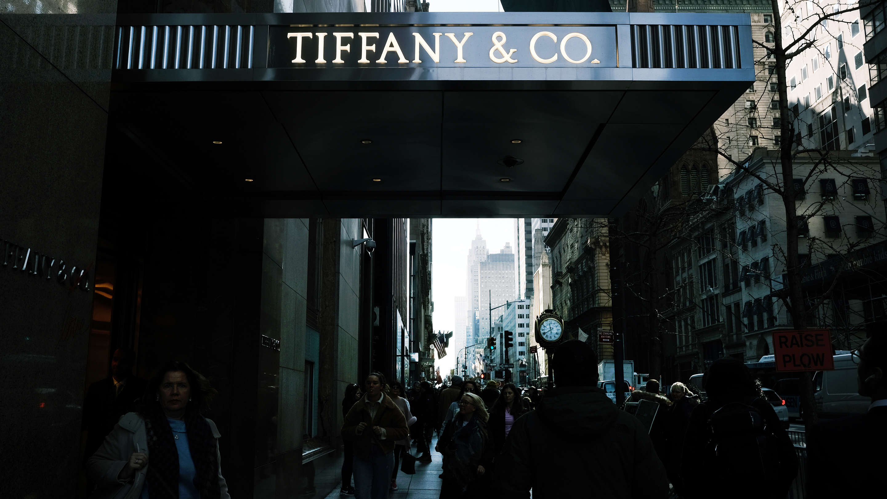 What's the modern value of a Fifth Avenue flagship store