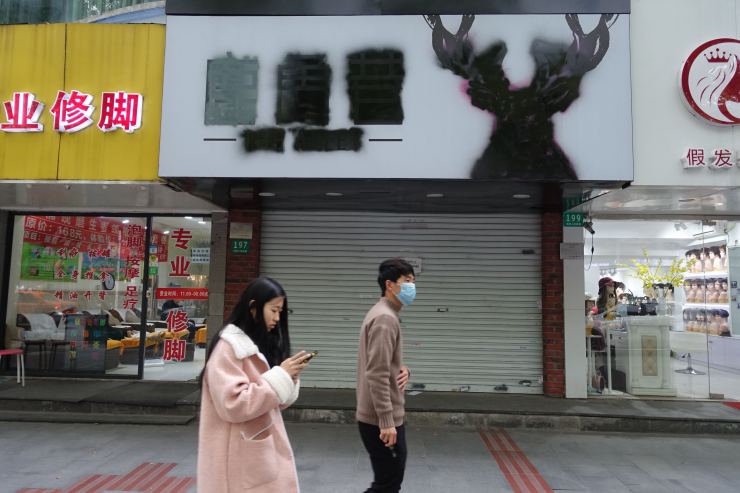 Small shops shuttered in a main shopping area in Shanghai's Fengxian suburbs. (Charles Zhang/Marketplace)