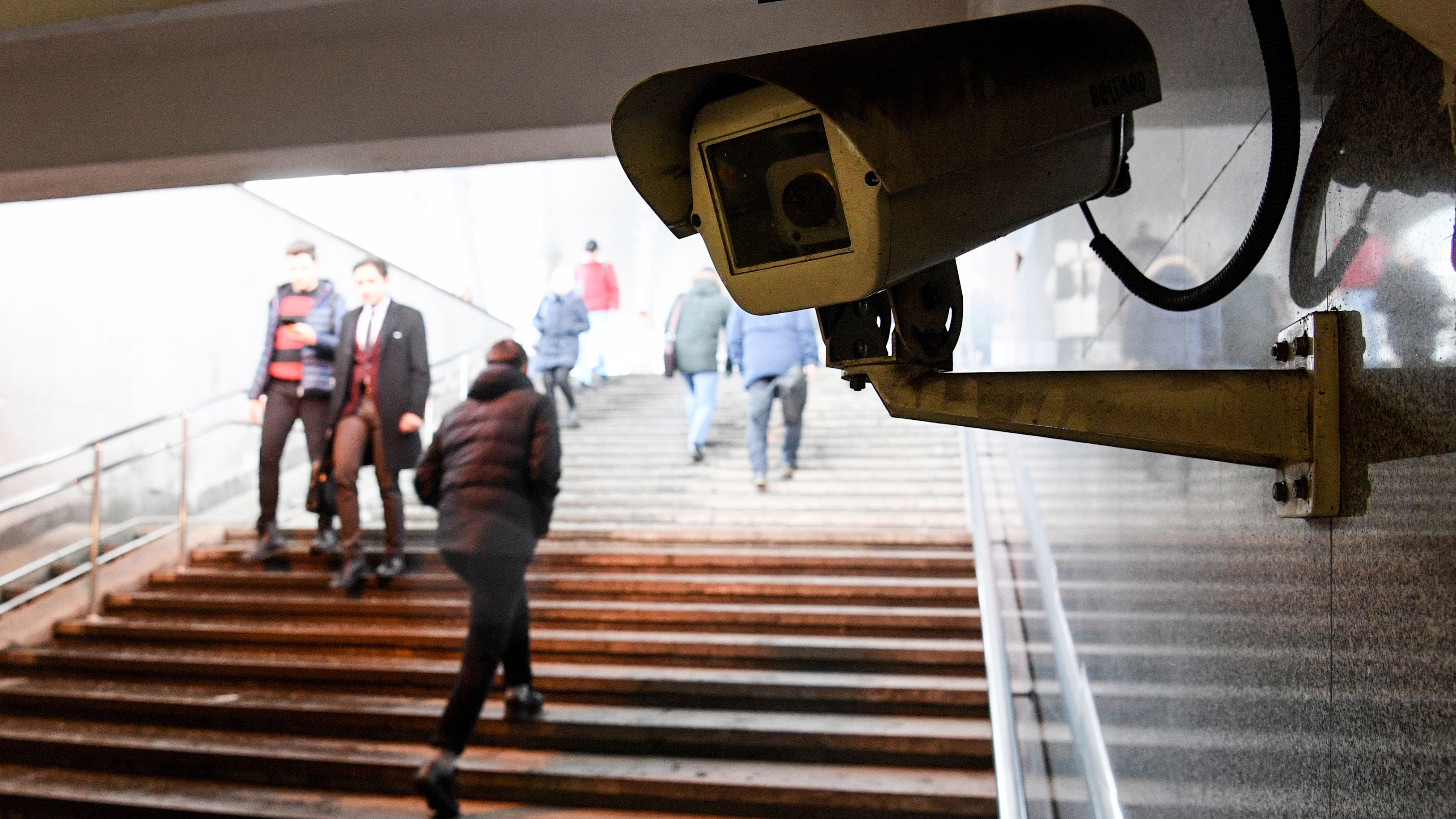 Камера видеонаблюдения с распознаванием лиц. Камеры с системой распознавания лиц. Камеры видеонаблюдения в метро. Игра камера следит