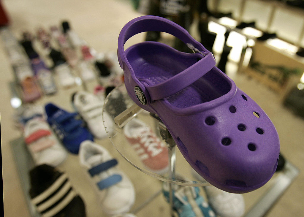 what stores sell crocs shoes