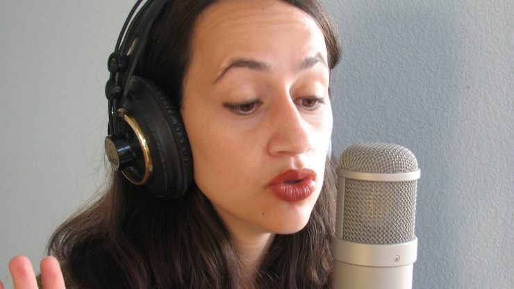 Ayana Haviv sings into a microphone.