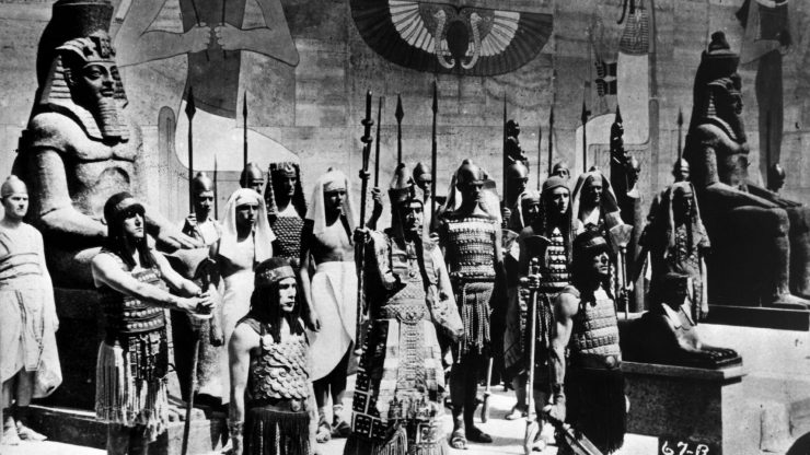 1923: A scene from silent version of the epic film 'The Ten Commandments', also directed by Cecil B DeMille. The Egyptian Pharaoh is surrounded by his guards as he prepares to lead his army forth. (Photo by Topical Press Agency/Getty Images)