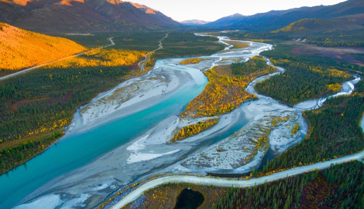 A landscape view of Alaska, which is one of only two states that has neither a sales tax nor an income tax.
