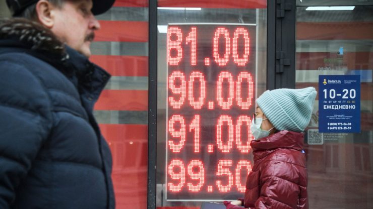 An electronic sign with currency values in Moscow.