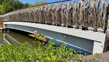 A bridge made of flax fiber.