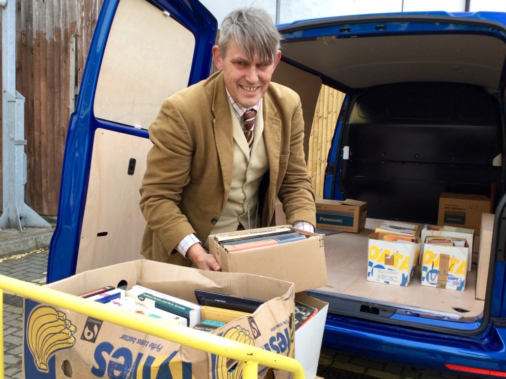Gawaine Towler, rimuove i materiali espositivi - libri, poster e opuscoli - dal bagagliaio di un'auto per un museo della Brexit.