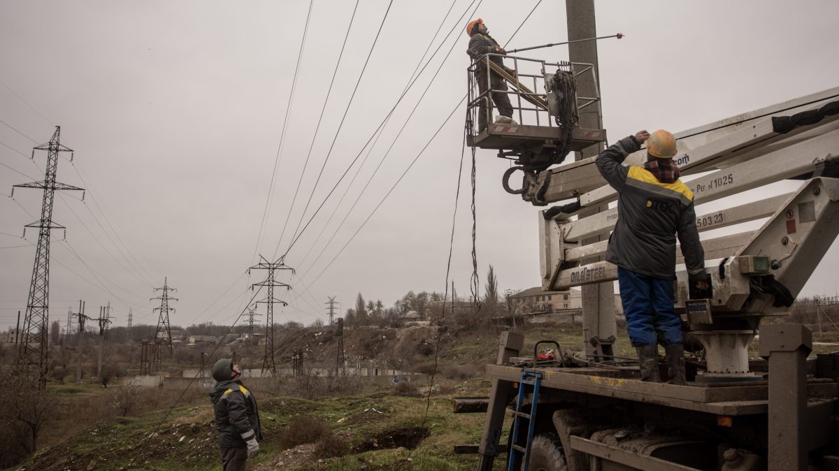 Rusia vizează rețeaua electrică a Ucrainei pentru a-i face pe civili să sufere