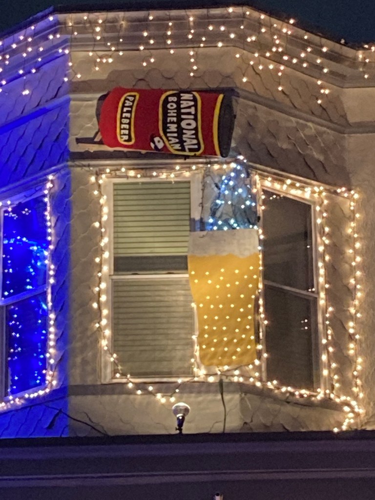 บ้านที่ 34th Street ในบัลติมอร์มีแสงไฟและเบียร์ National Bohemian หนึ่งกระป๋องเทลงในแก้วกระดาษแข็ง