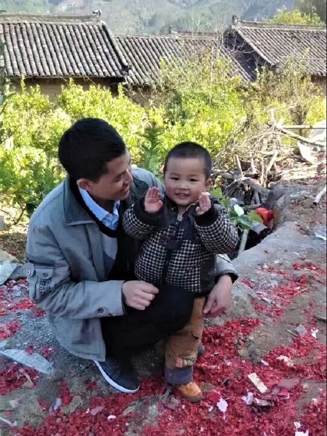 Xie Yifei และลูกชายของเขาในชนบทเมื่อสองสามปีก่อน  เขาพบครอบครัวปีละครั้งถ้าเขาโชคดี  (มารยาท Xie)