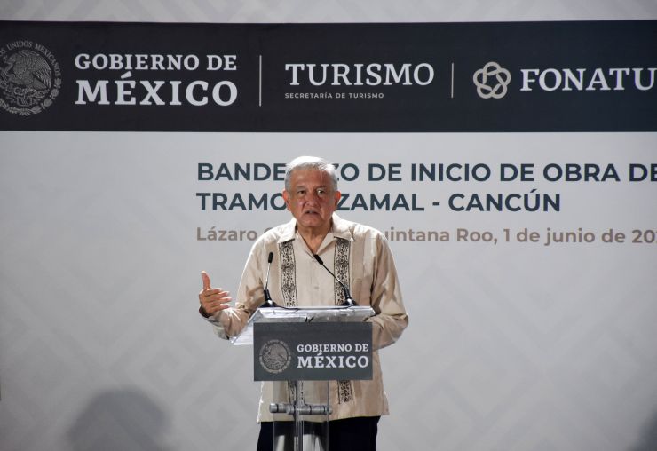 El presidente mexicano Andrés Manuel López Obrador habla en un podio.